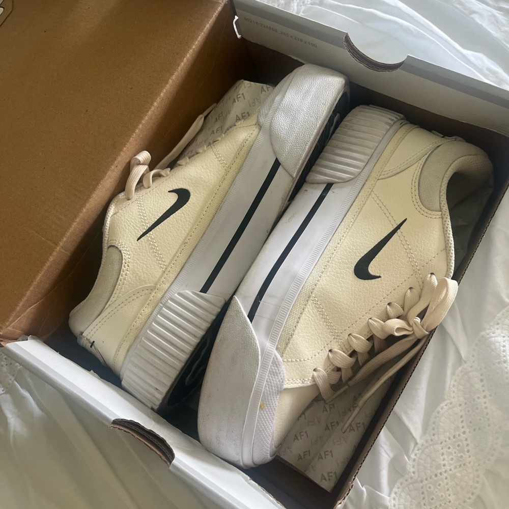 Nike Court Legacy Lift Sneakers